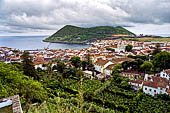 Azzorre, Isola Terceira - Angra do Heroismo, vista della citt col Monte Brasil dal Alto da Memoria. 